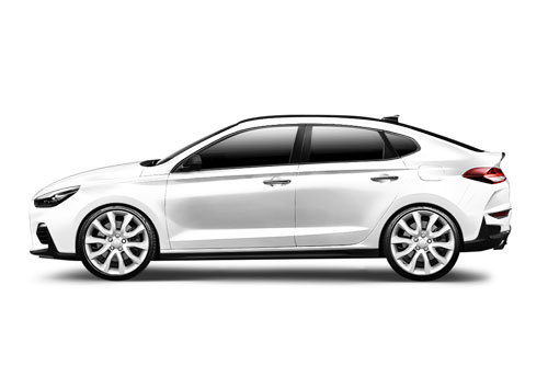 zu sehen ist ein weißer Hyundai i30 Fastback