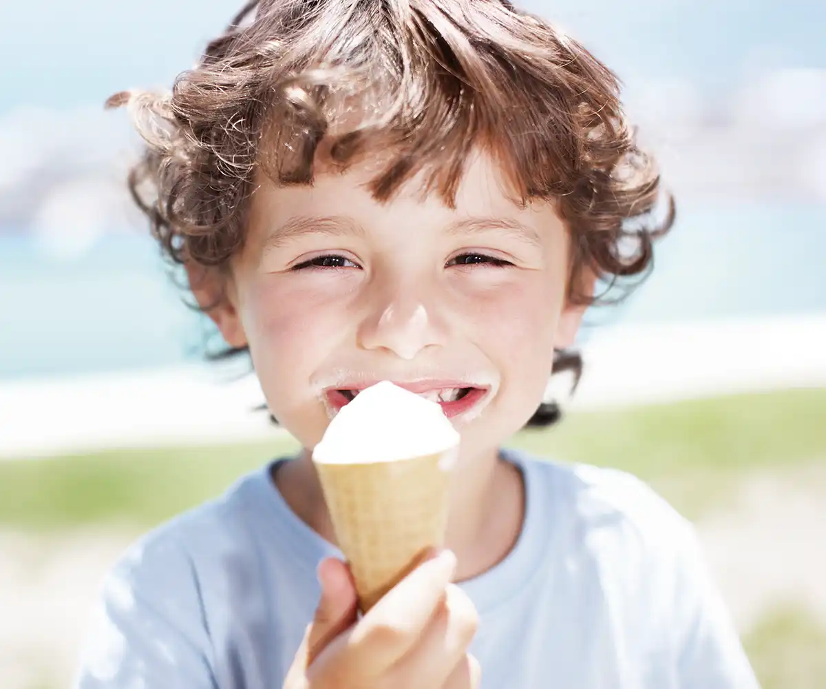 Ein Kind das ein Eis isst