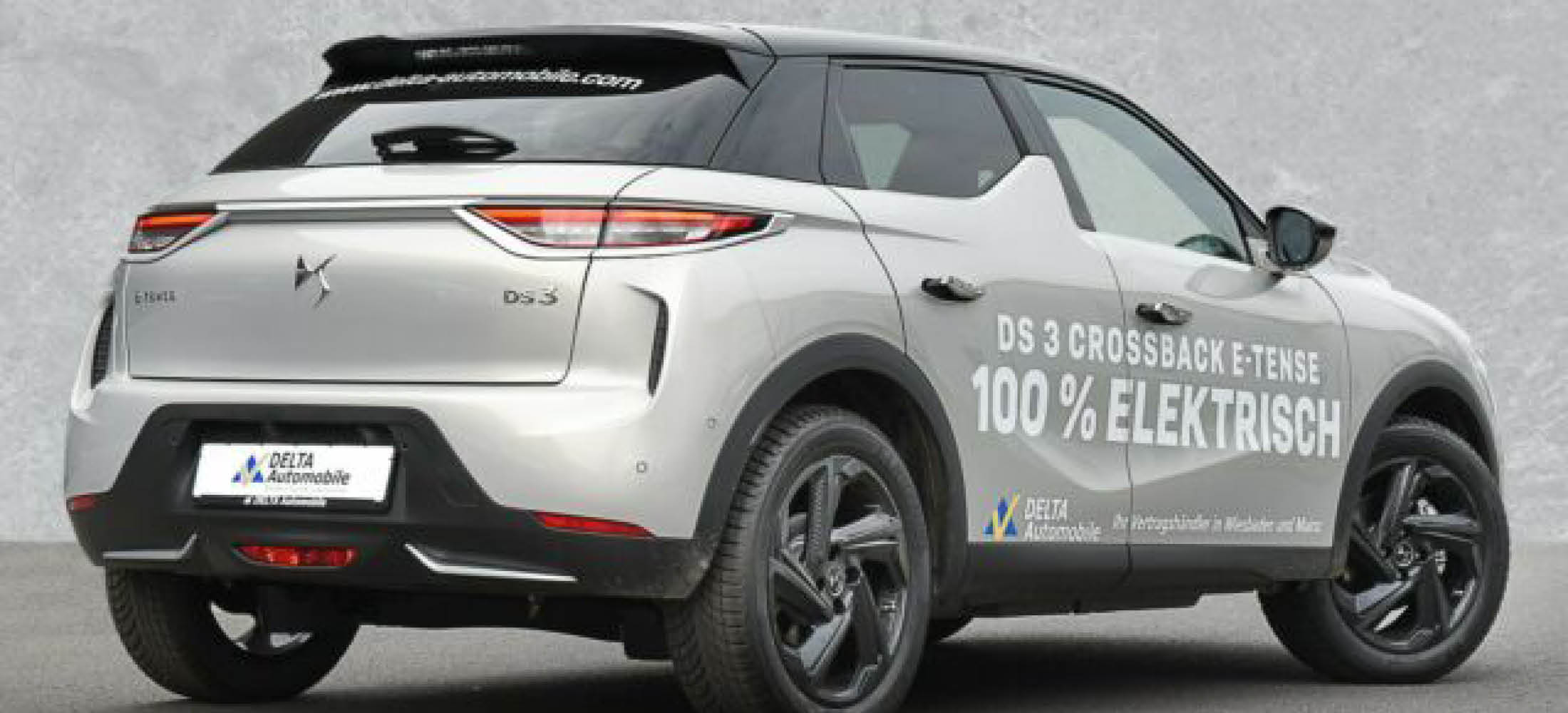 Hintenansicht von einem weißen DS3 Crossback Elektro im Hof von Delta Automobile