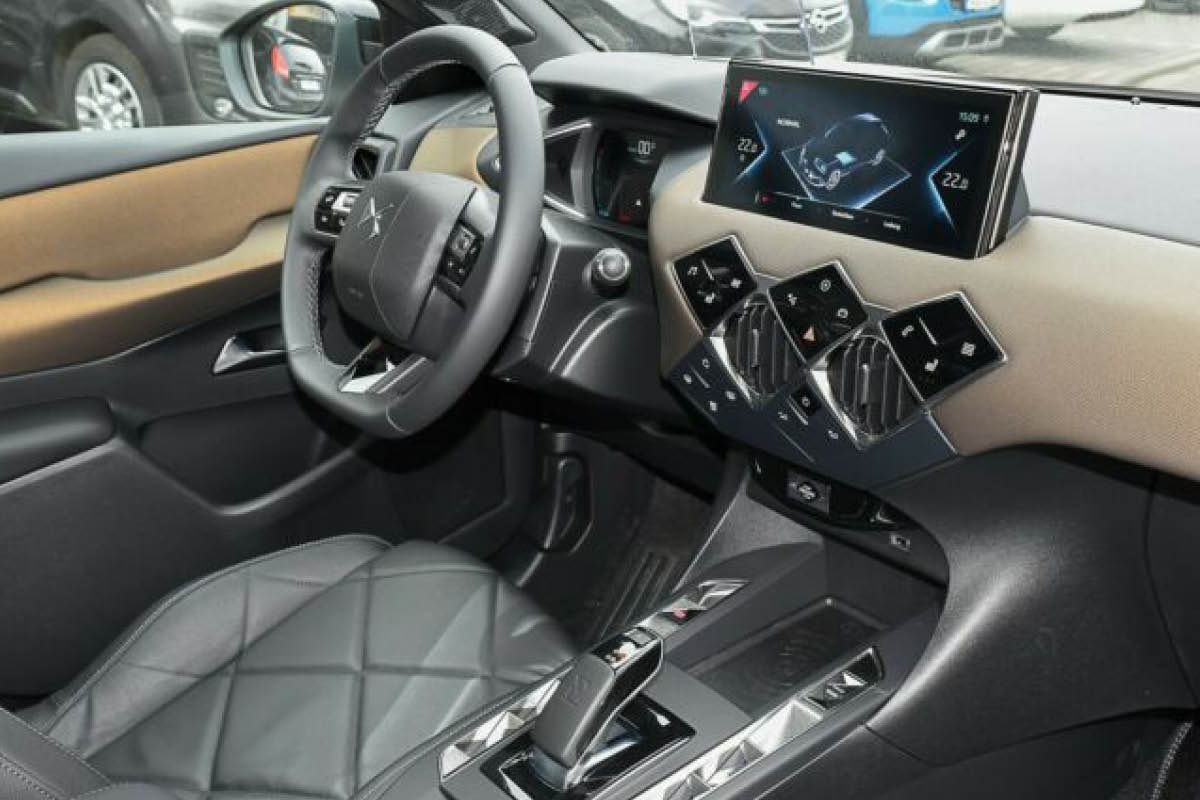 Innenansicht von einem weißen DS3 Crossback Elektro bei DELTA Automobile