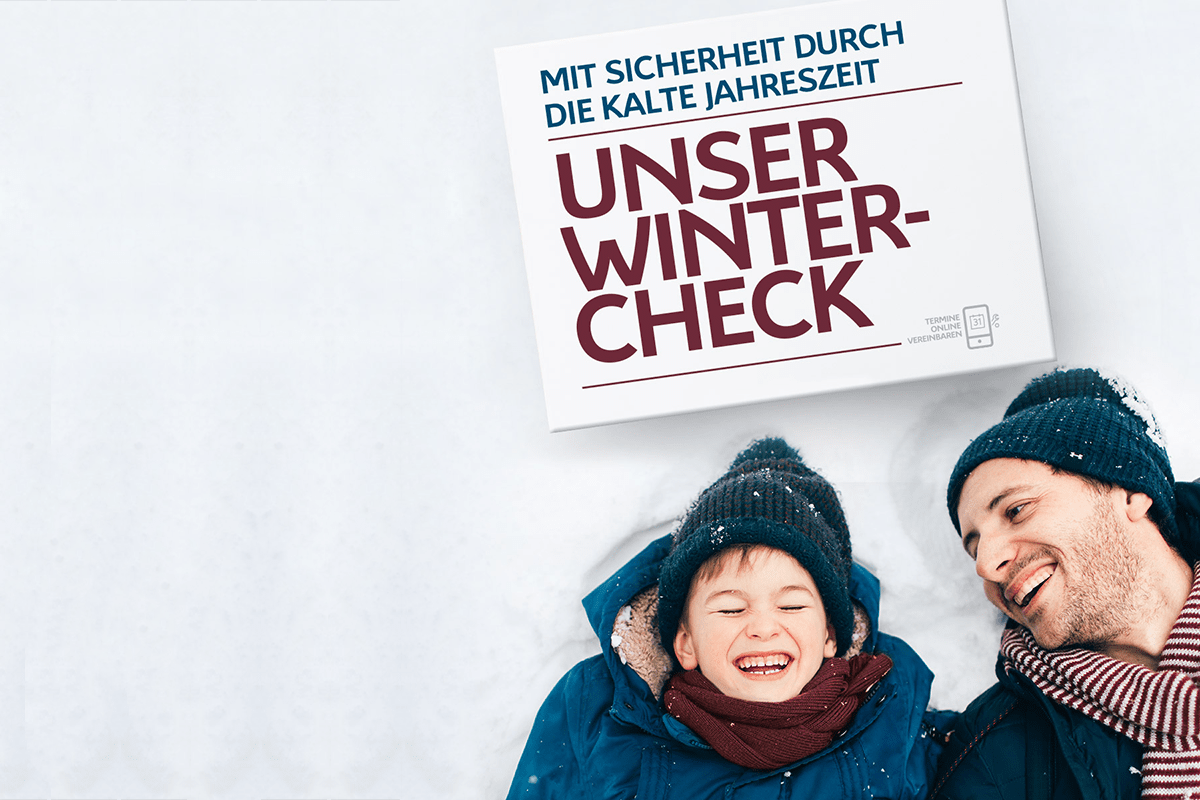 Sohn und Vater liegen im Schnee | Unser Wintercheck | DELTA Automobile