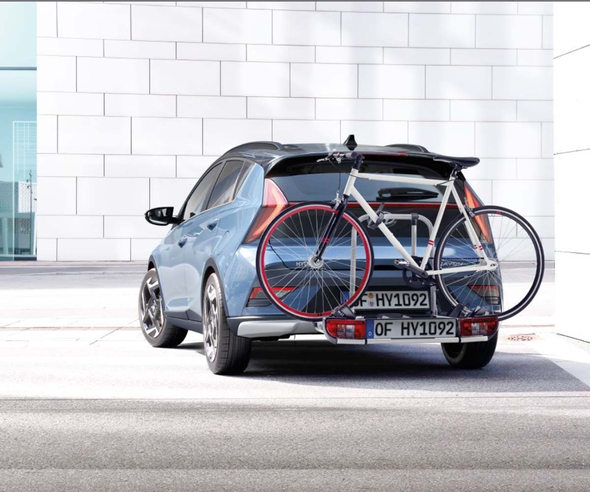 Hyundai von hinten mit Fahrradanhänger