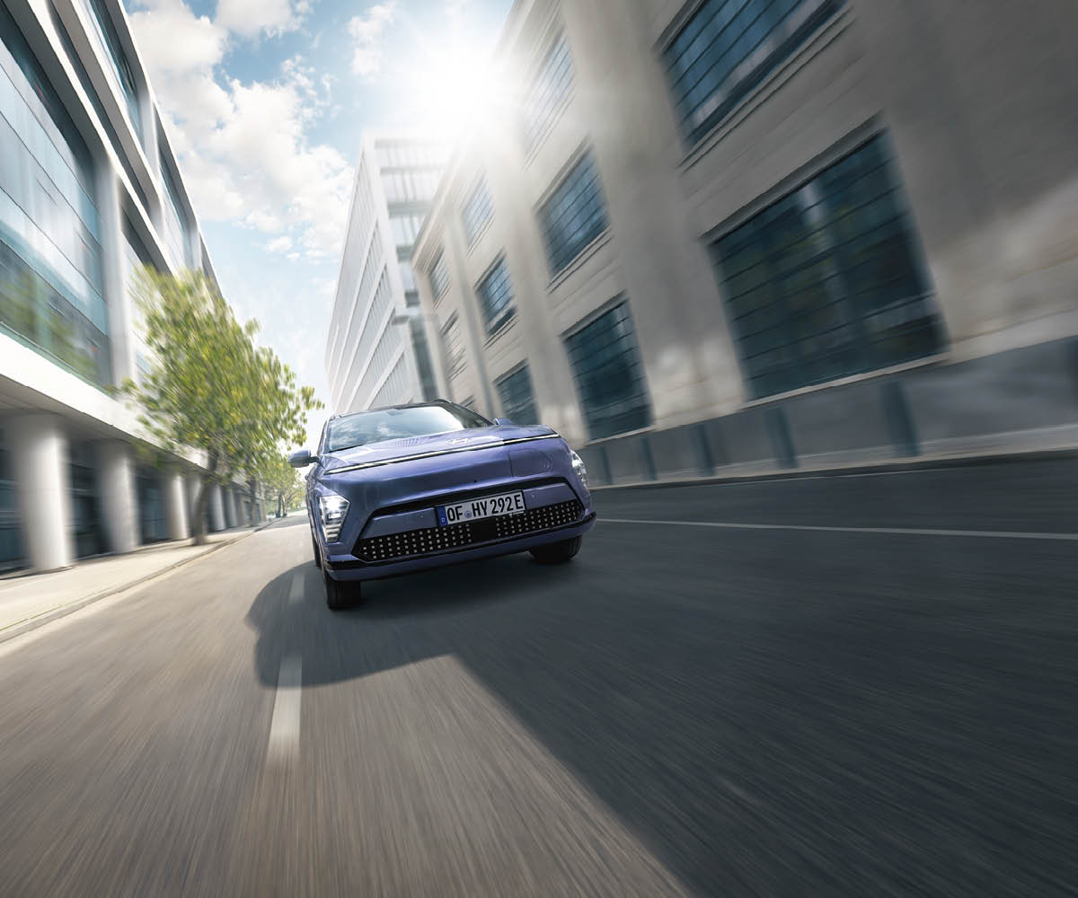 zu sehen ist ein Hyundai, der dynamisch durch die Stadt fährt