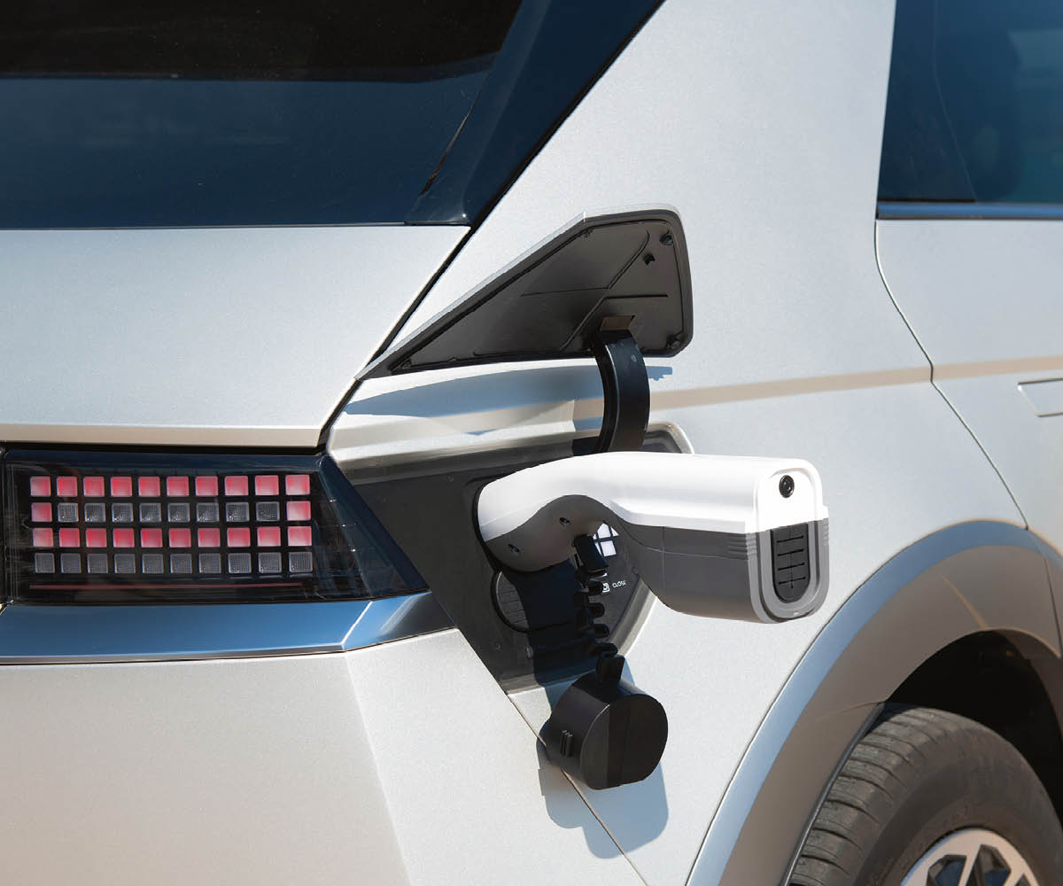zu sehen ist ein V2L Adapter am Auto