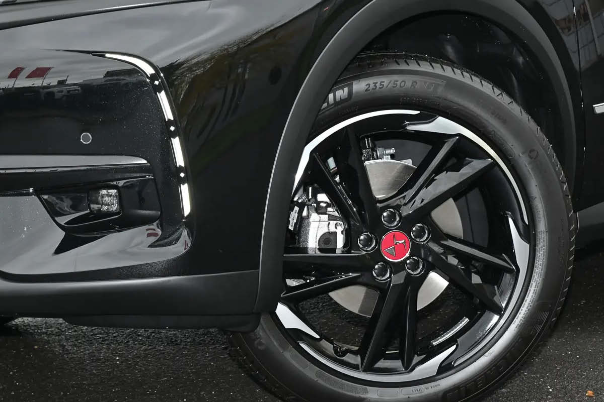 DS Automobiles DS3 Crossback im Hof von Delta Automobile