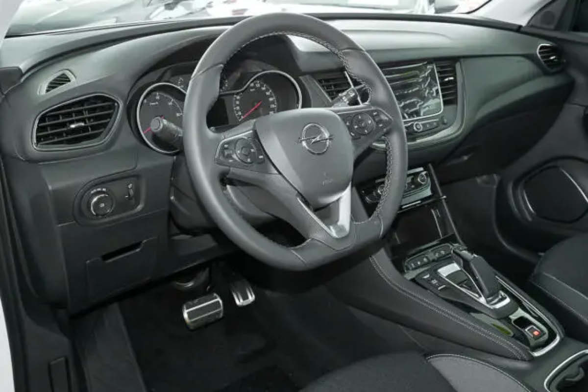 Hinteransicht von Opel Crossland bei DELTA Automobile
