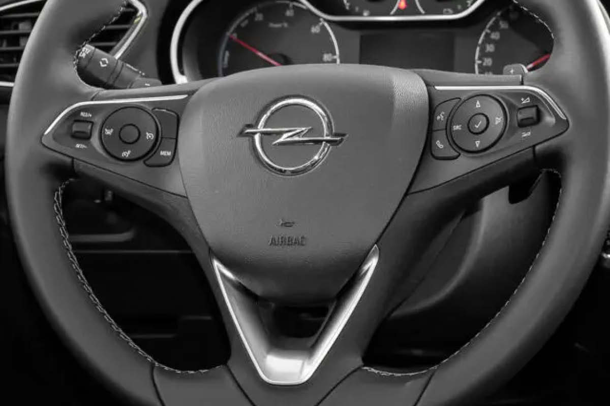 Innenansicht von einem Opel Crossland bei DELTA Automobile