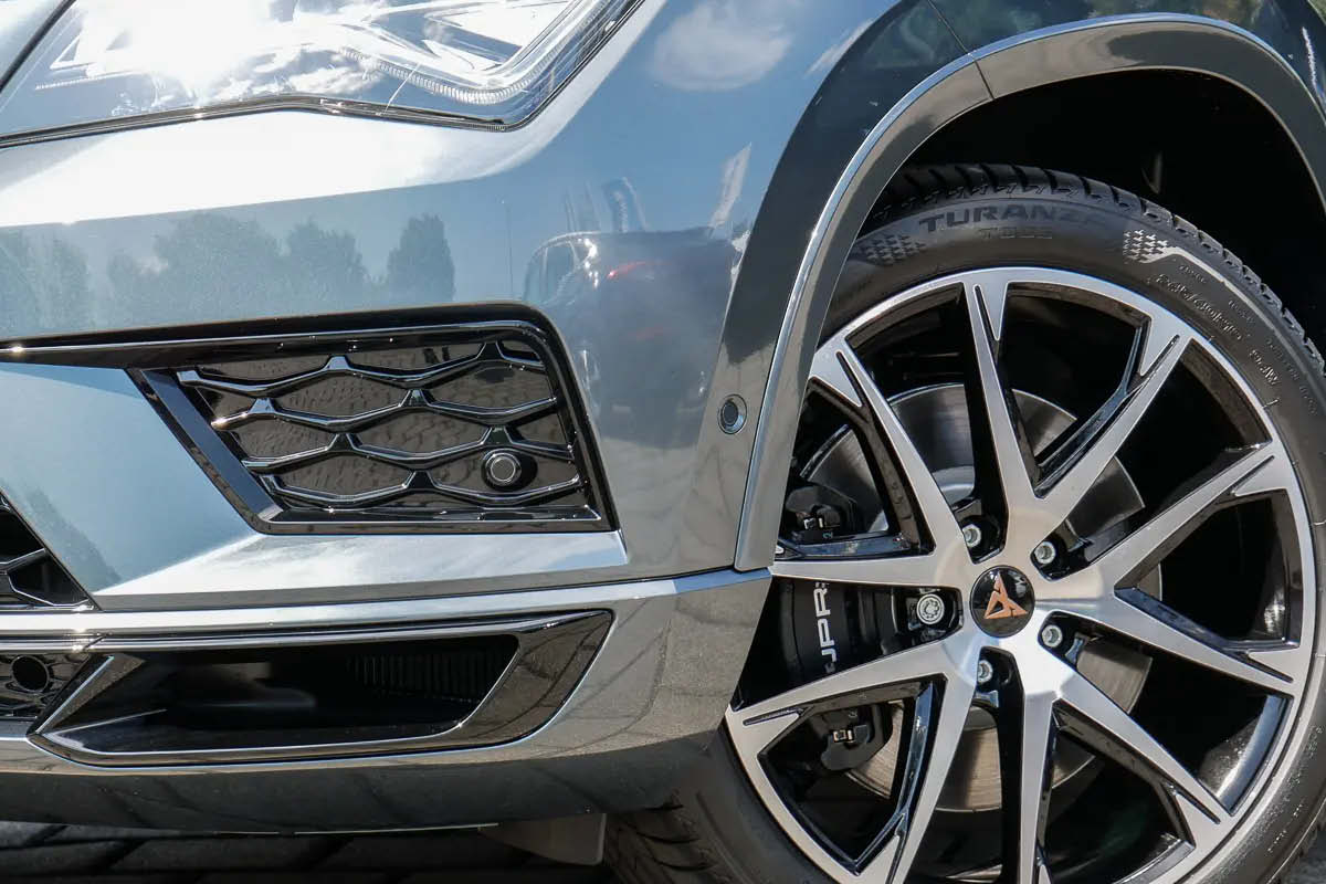 Seitenansicht von Seat Leon bei DELTA Automobile