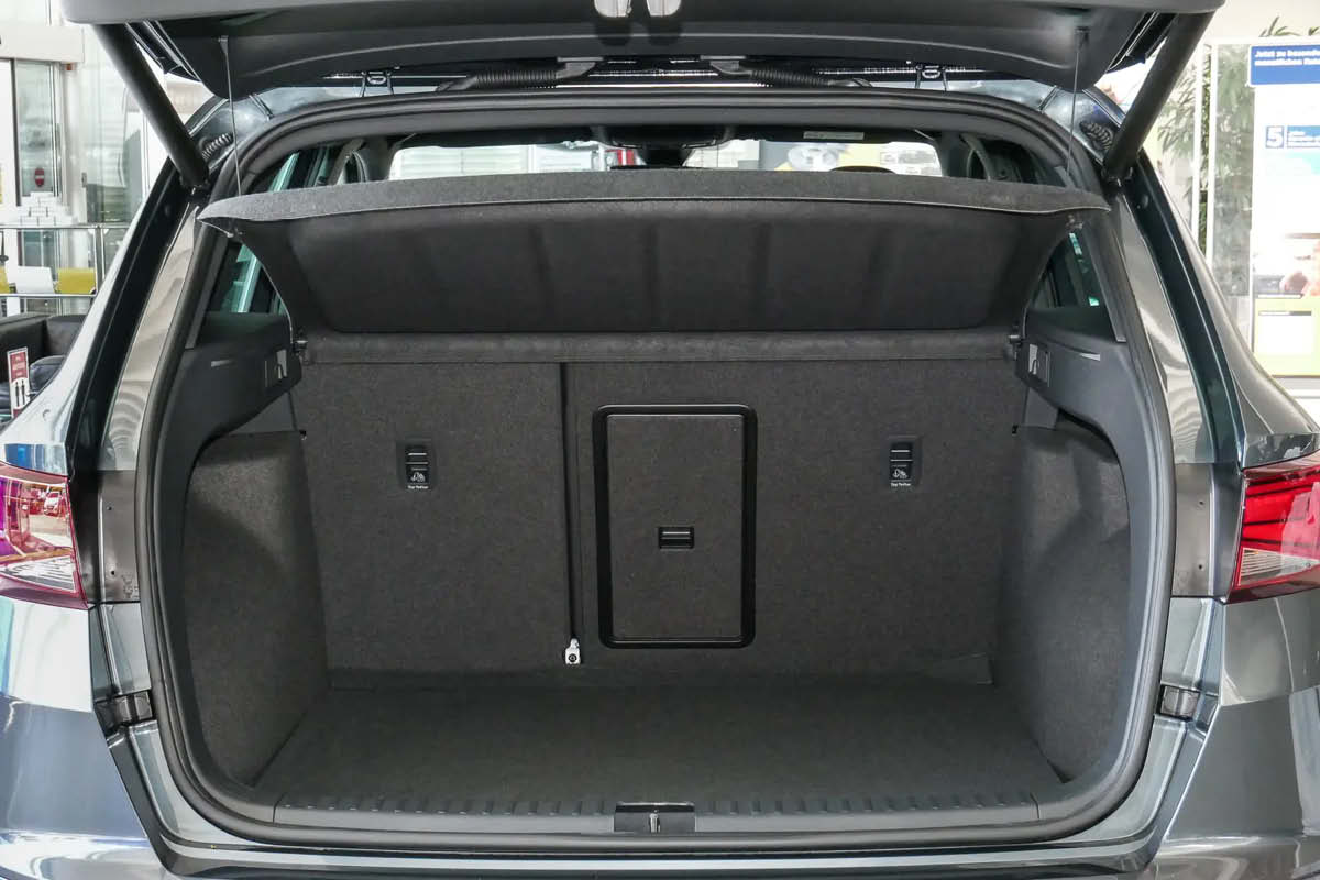 Hinteransicht von Seat Leon bei DELTA Automobile