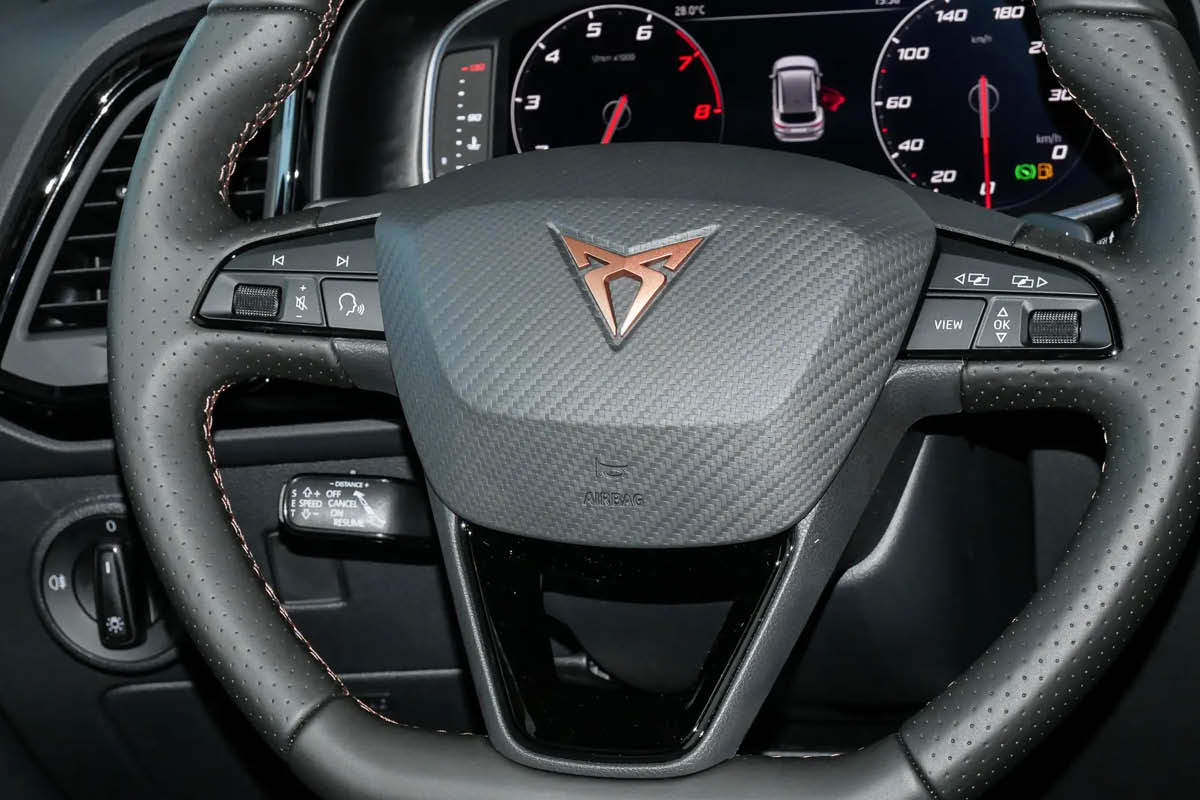 Vorneansicht von Seat Leon bei DELTA Automobile