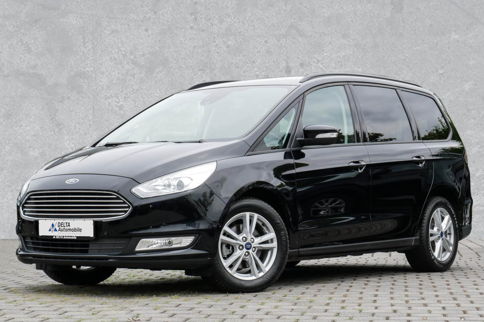 Vorneansicht von Ford Galaxy bei DELTA Automobile
