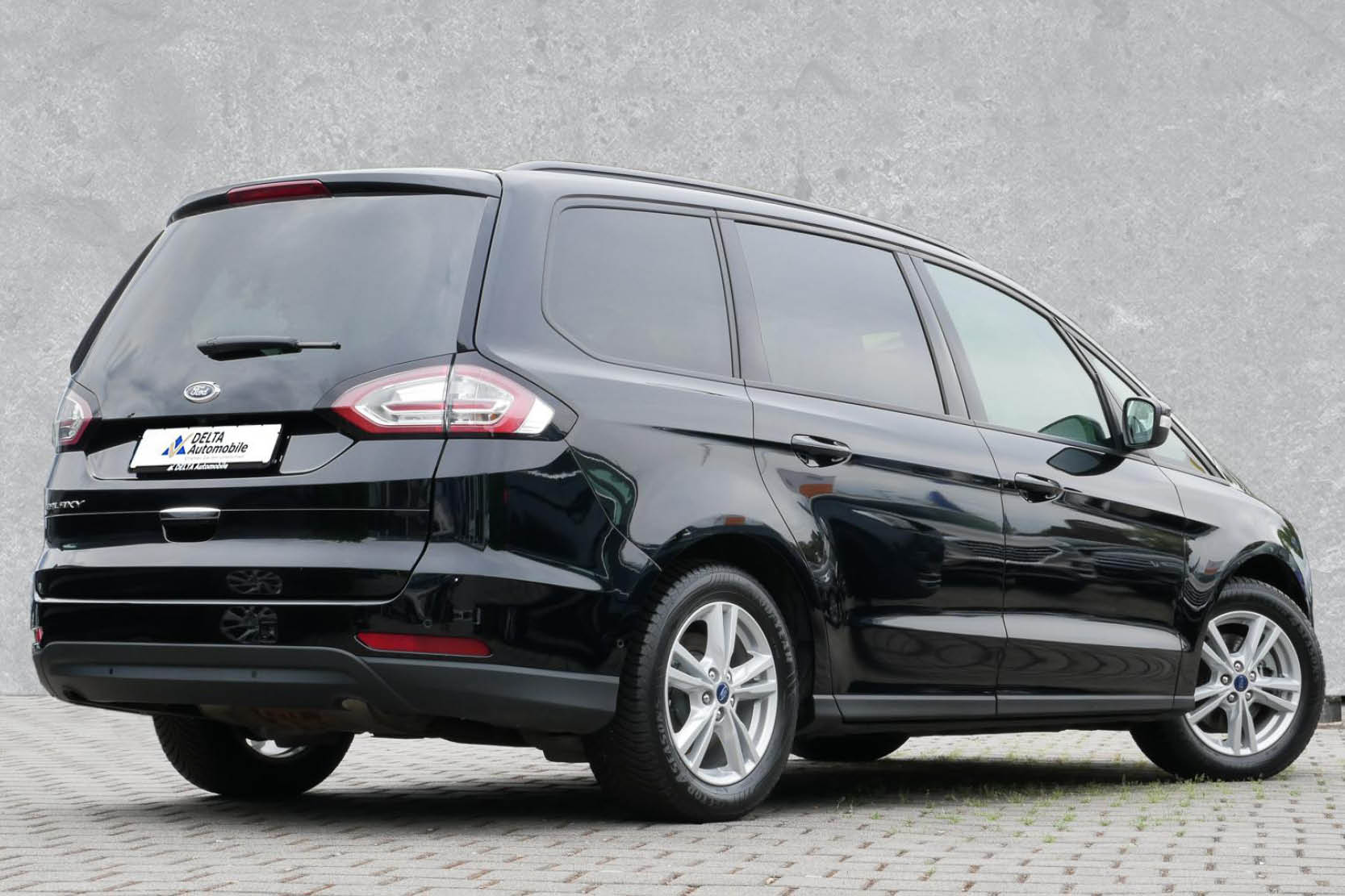 Hinteransicht von Ford Galaxy bei DELTA Automobile