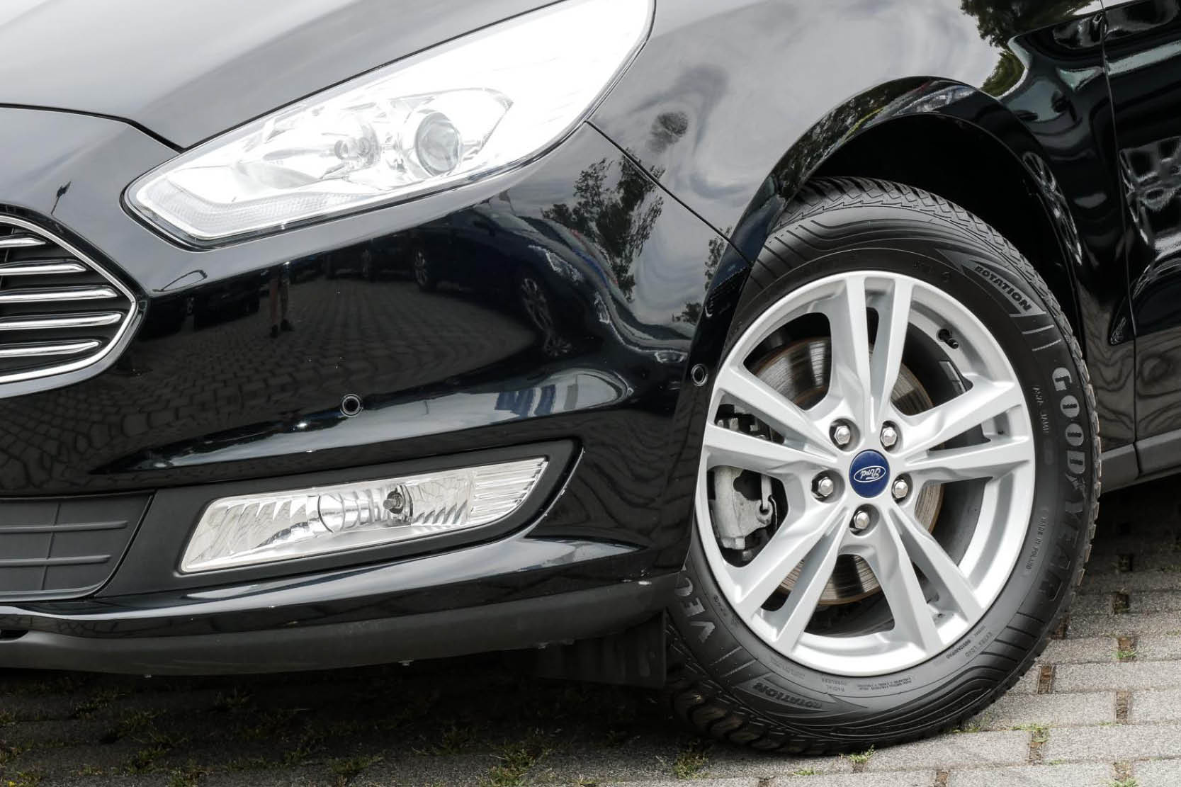 Seitenansicht von Ford Galaxy bei DELTA Automobile