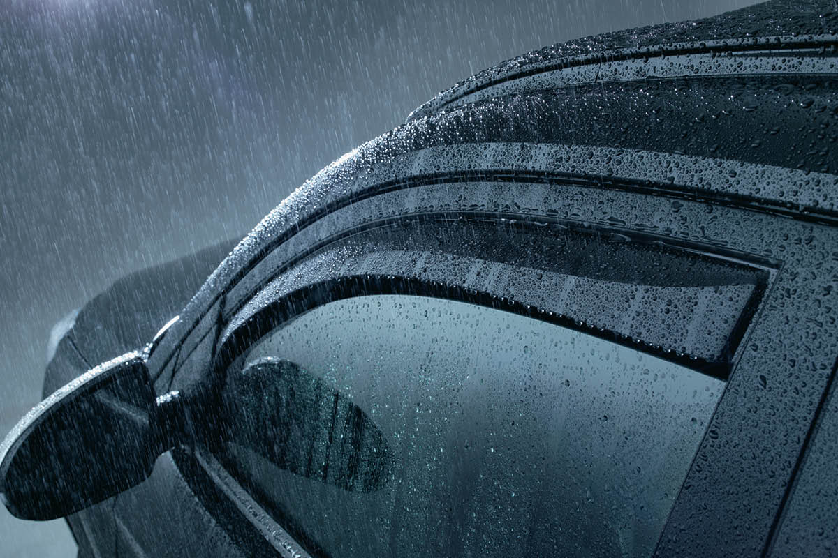 zu sehen ist der vordere Teil des Hyundai SANTA FE bei Regen