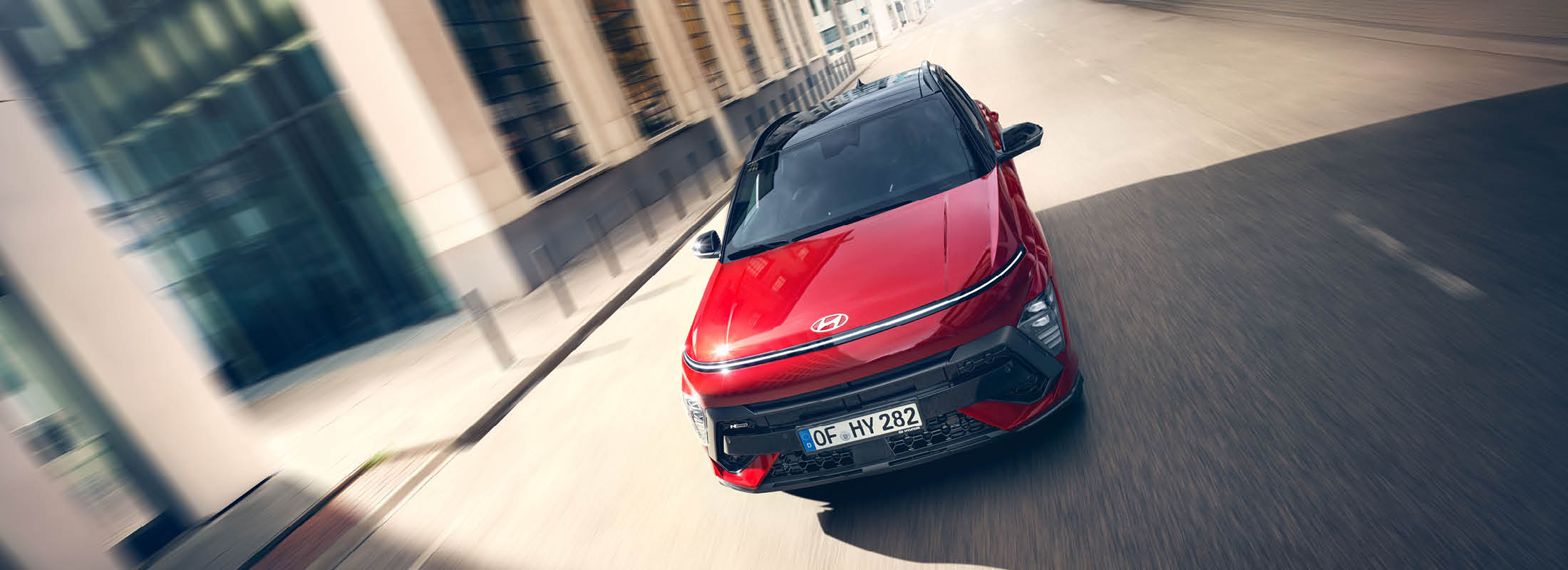 zu sehen ist ein roter Hyundai von vorne