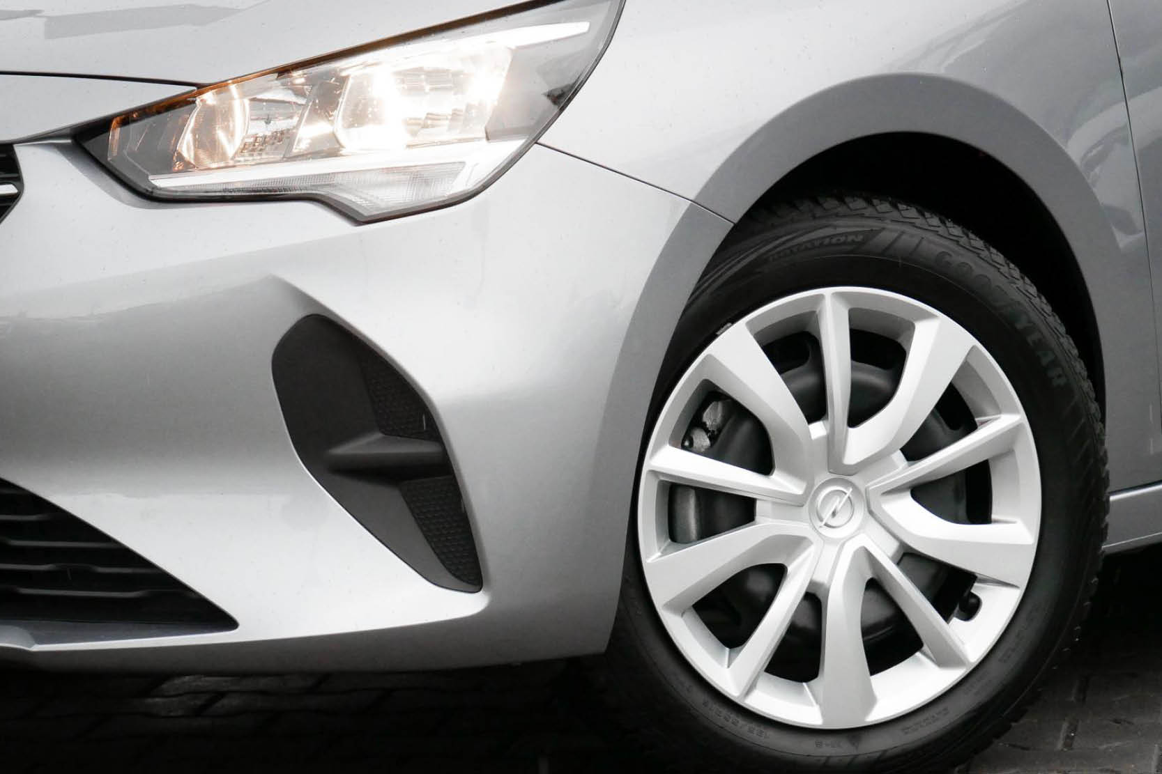 Seitenansicht von Opel Corsa bei DELTA Automobile