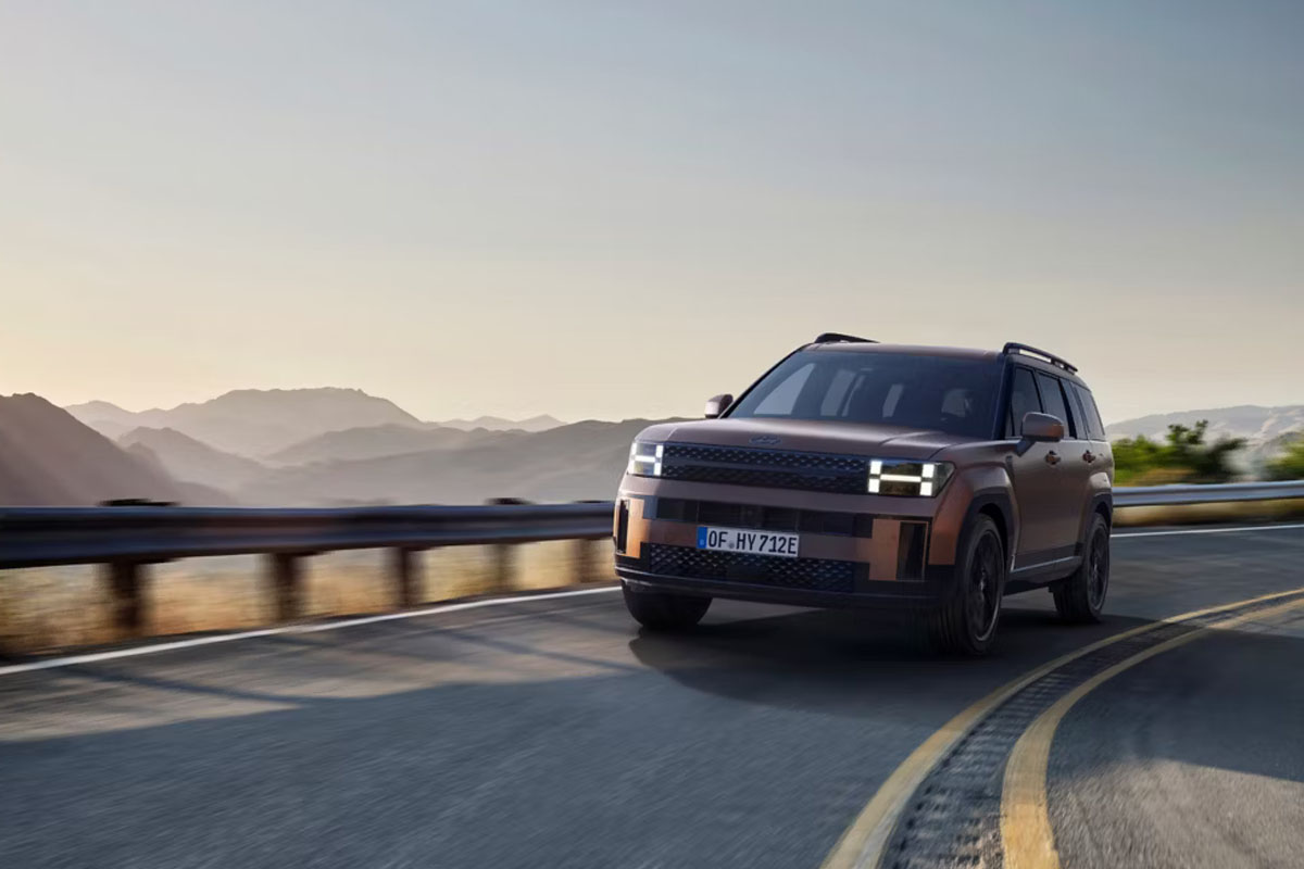 Hyndai SANTA FE entlang einer Straße