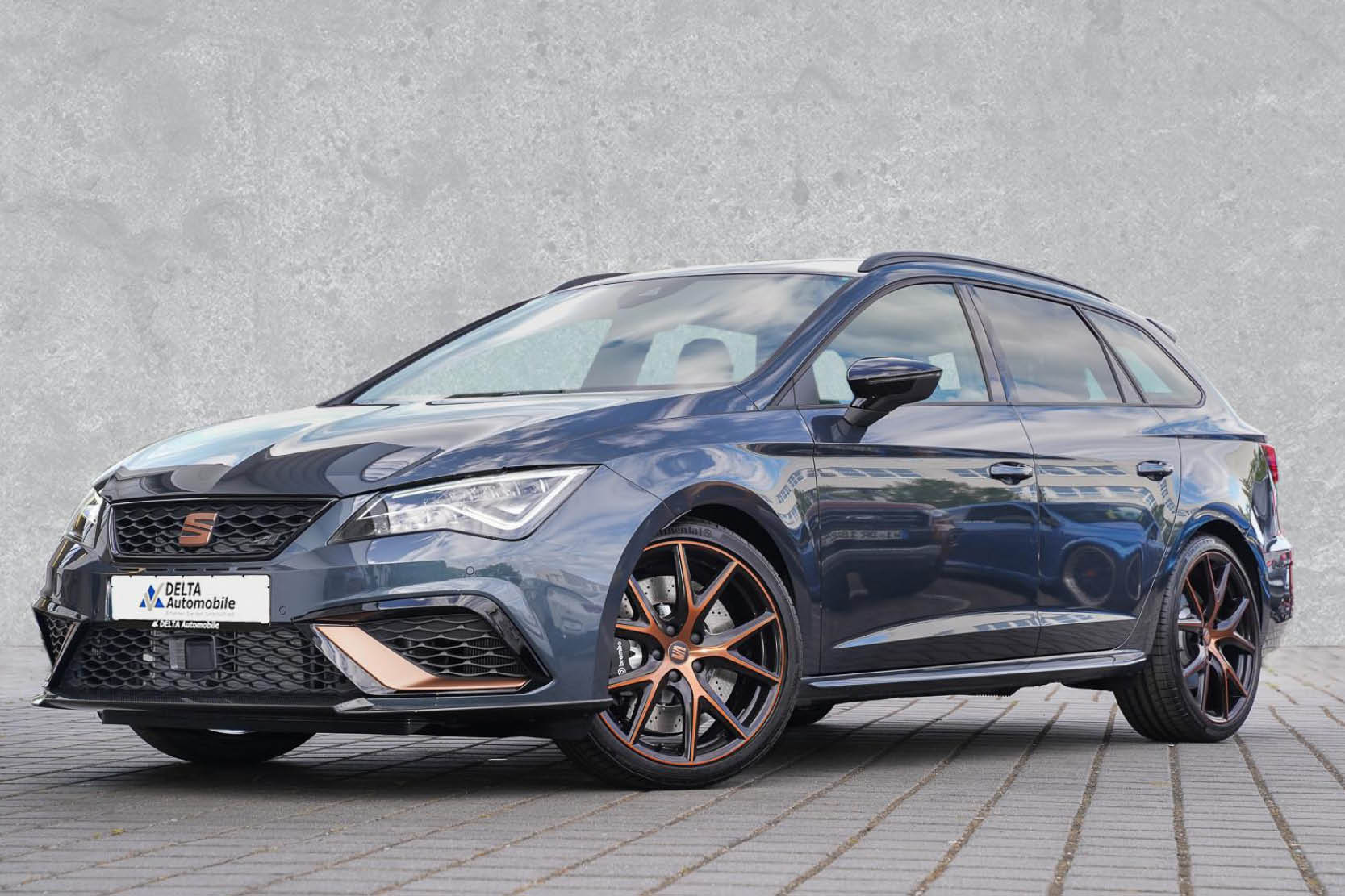 Vorneansicht von Seat Leon bei DELTA Automobile