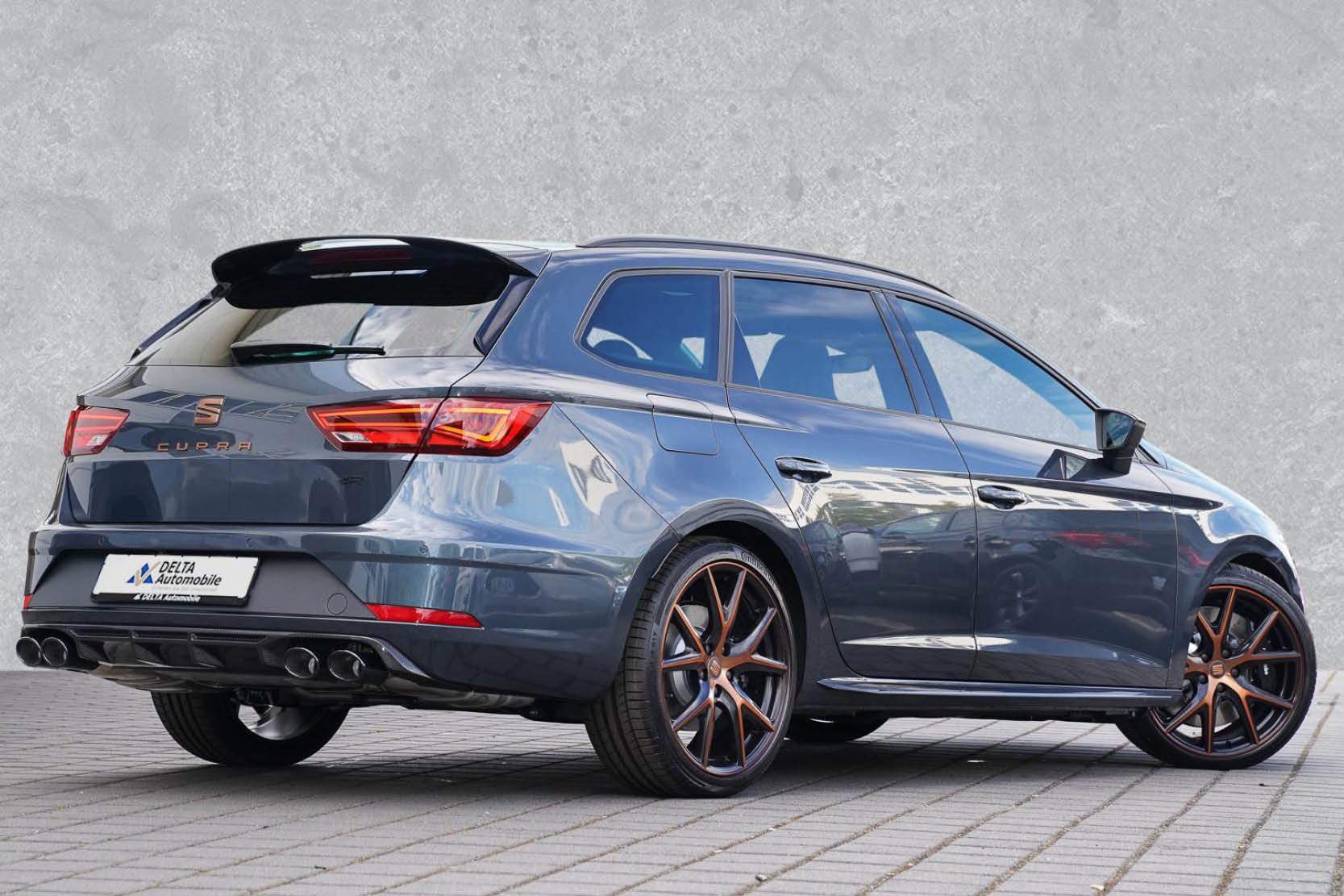 Hinteransicht von Seat Leon bei DELTA Automobile