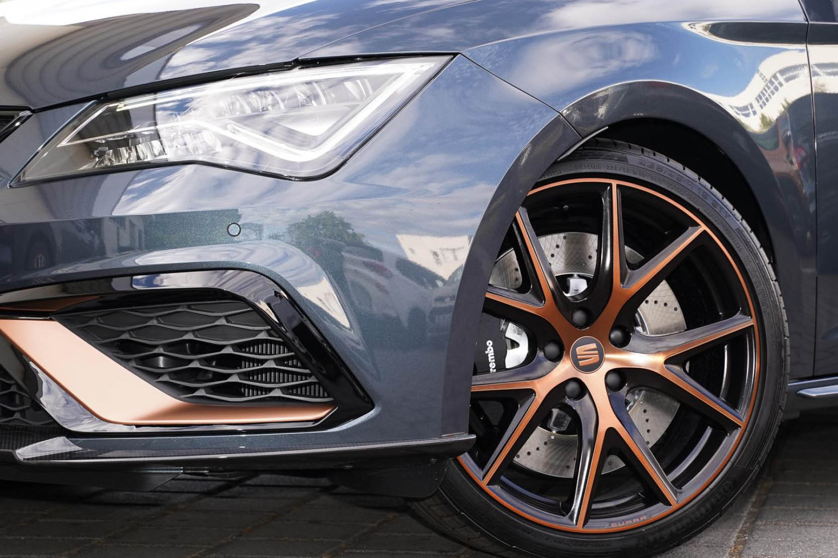 Seitenansicht von Seat Leon bei DELTA Automobile