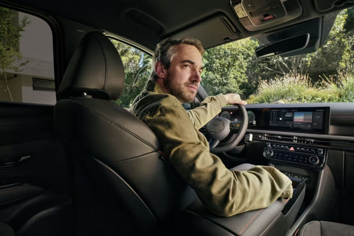 zu sehen ist ein Hyundai Tucson von innen. Ein Mann sitz am Fahrersitz