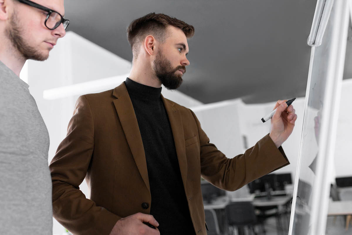 Männer unterhalten sich über ein Arbeitsprojekt