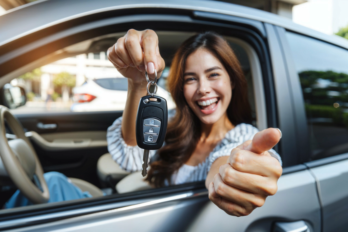 zu sehen ist eine Frau, die einen Mietwagen bekommen hat